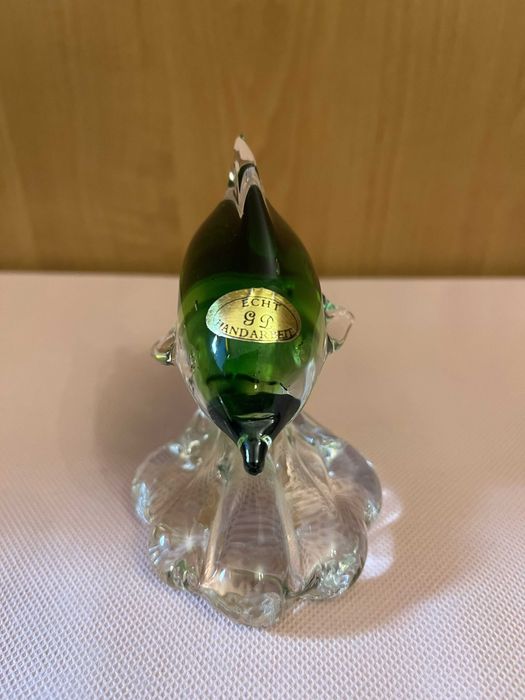 Szklany delfin GD zielony na fali