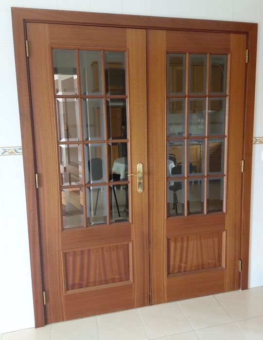 Portas maçicas interiores de madeira mogno
