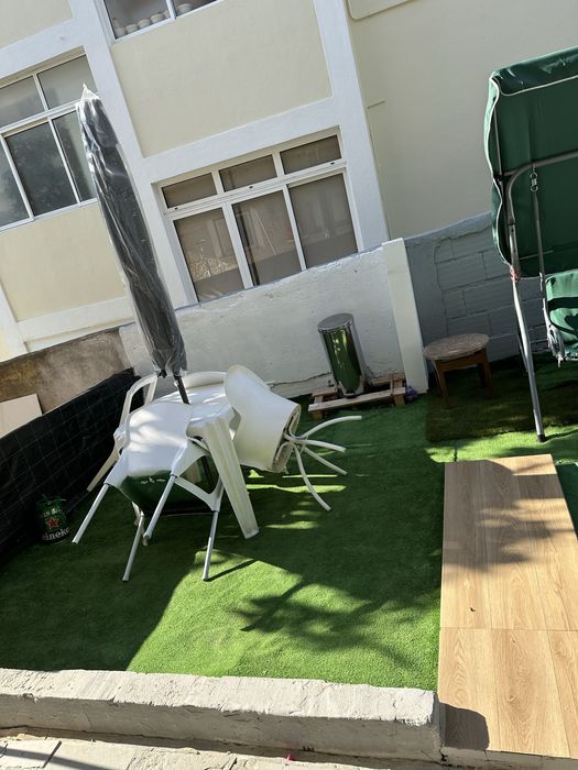 Grama sintetica 50 metros e cadeira de balanço tres meses de uso!