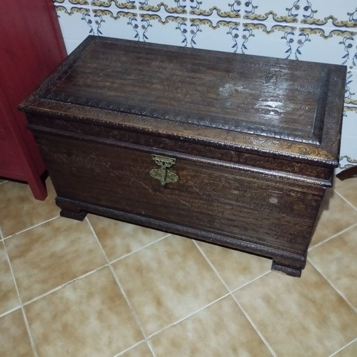 SALDOS!!Arca de madeira trabalhada