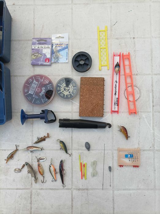 Diverso material de pesca