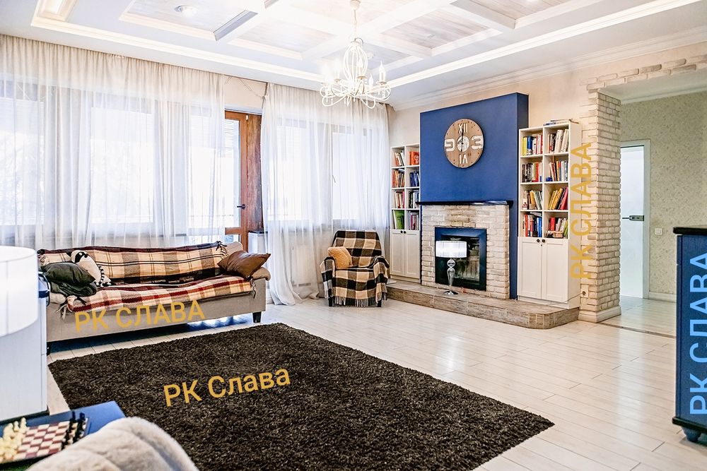 Продам котедж в Безлюдівці з виходом на  озеро і спортивним полем