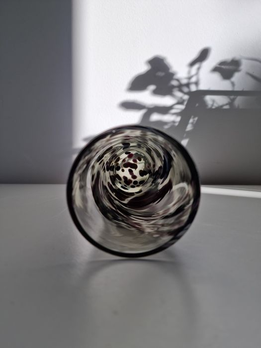 Szklany wazon w formie tuby