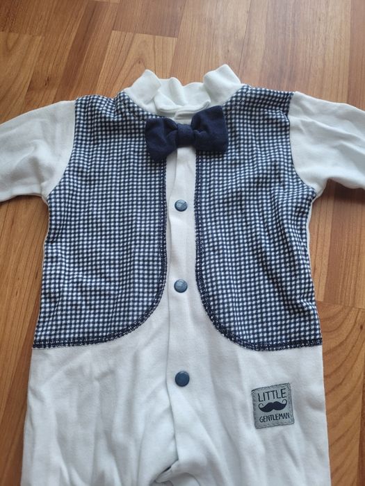 Elegancki pajacyk z muchą dla chłopca bawełniany na chrzest rozmiar 74
