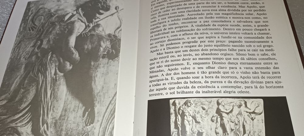 Antigo livro a mitologia  com estampas