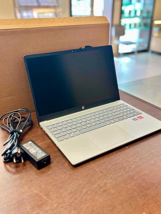 Laptop HP 15-fc0002nw 15,6 " (AMD Ryzen 7 16 GB / 512 GB Win 11)