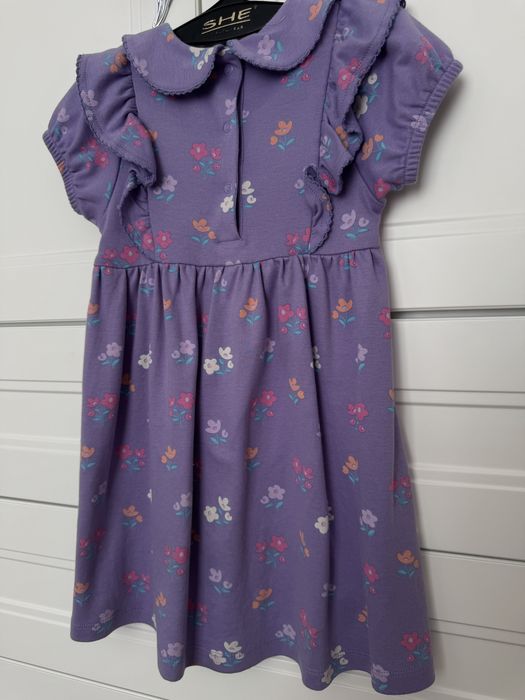 Сукня красивого фіолетового кольору з квітами