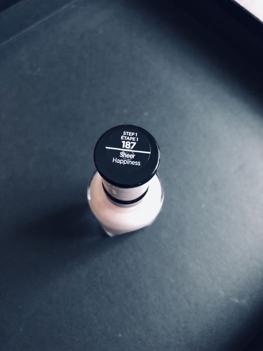 0201. Nowy lakier Sally Hansen 187 Sheer Happiness