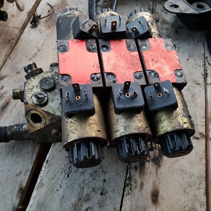 koparka mecalac 714 siłownik hydrauliczny ramienia