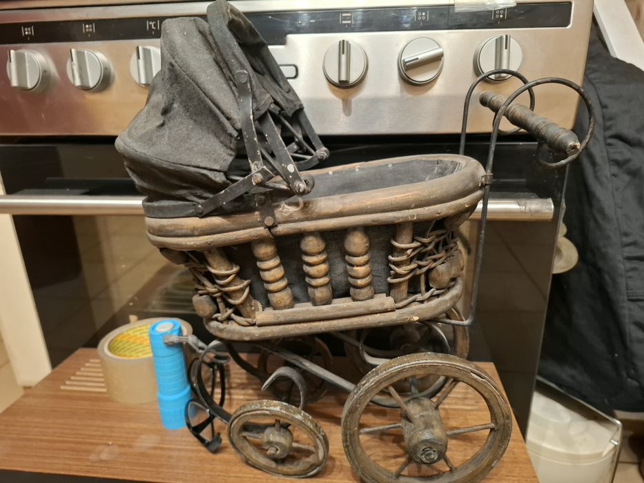 Stary zabytkowy wózek dla lalek