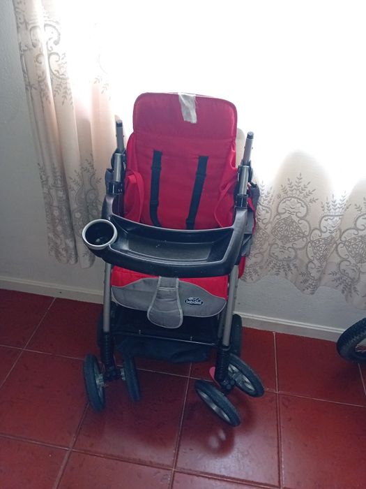 Carro de bebe vermelho e preto