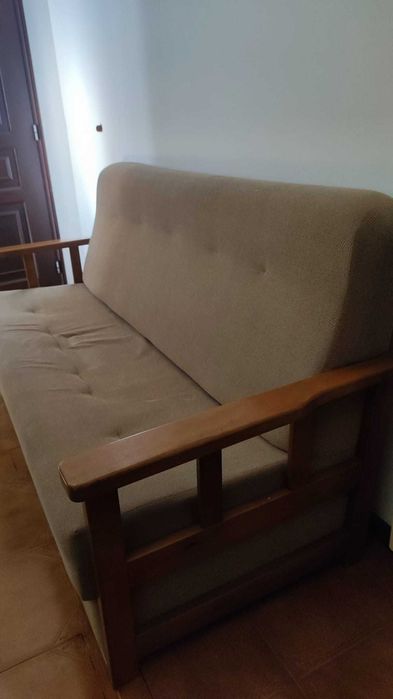 Sofá em tecido com suporte em madeira