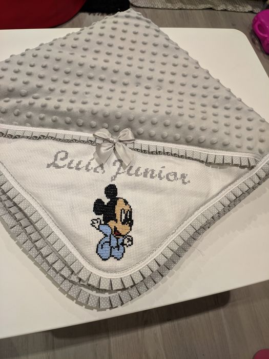 Manta para bebé bordada á mão