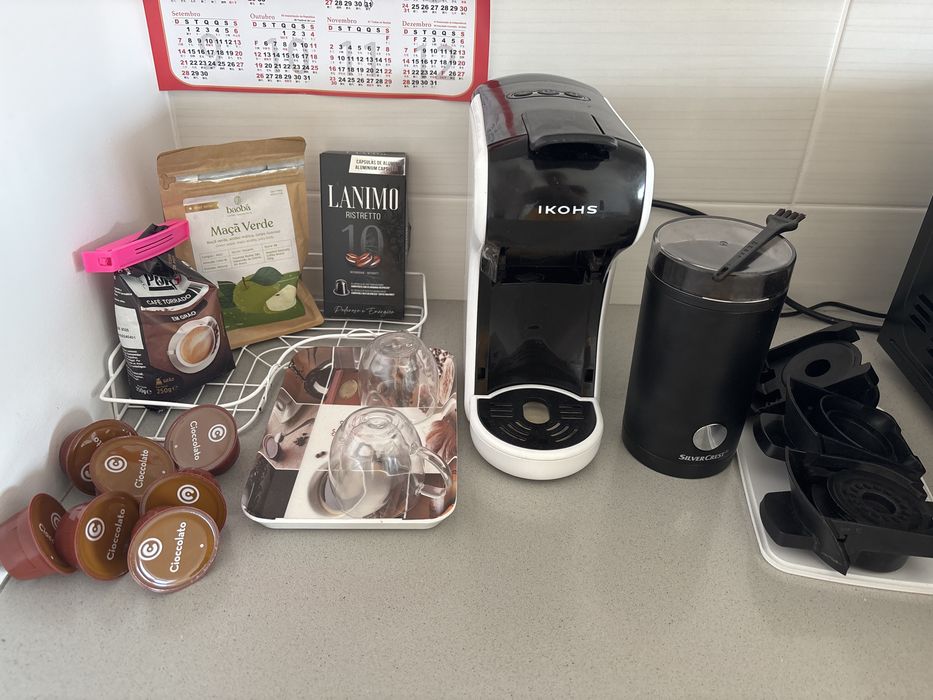 Cantinho do café completo com Cafeteira, maquina de moer grão e tudo