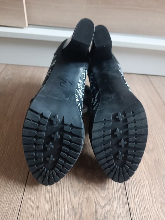 Czarne sznurowane botki