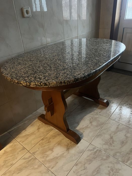 Mesa cozinha com tampo em granito