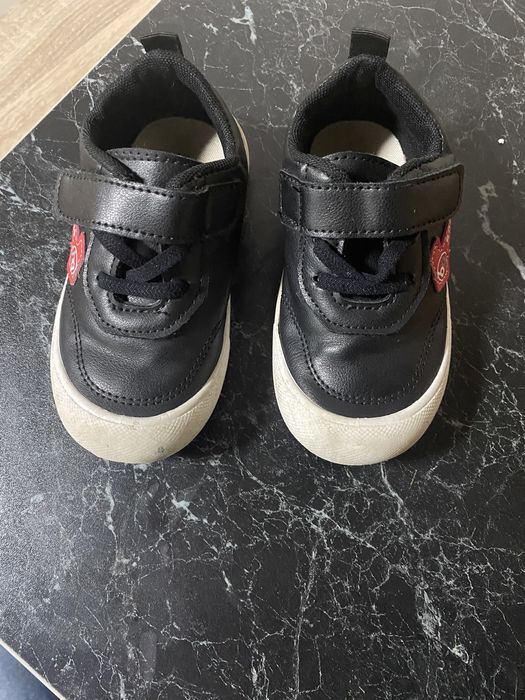 Продам кроссовки и одни в подарок