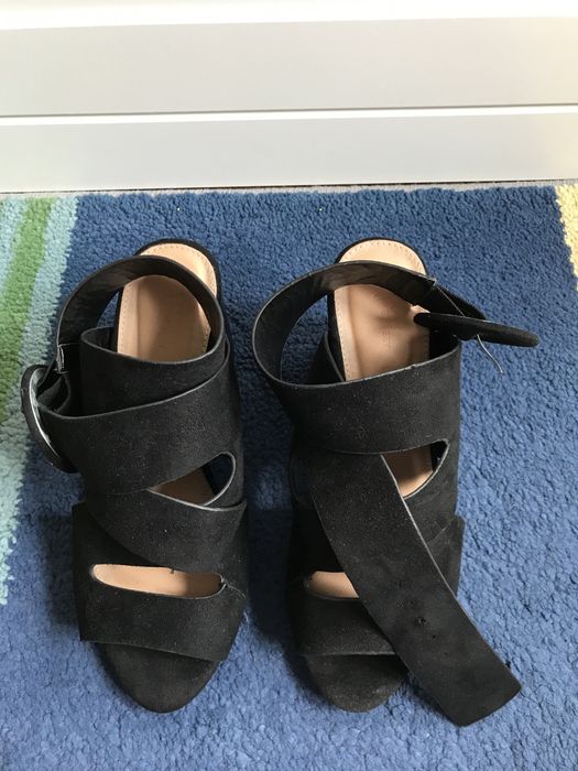 Buty sandały na klocku V by Very