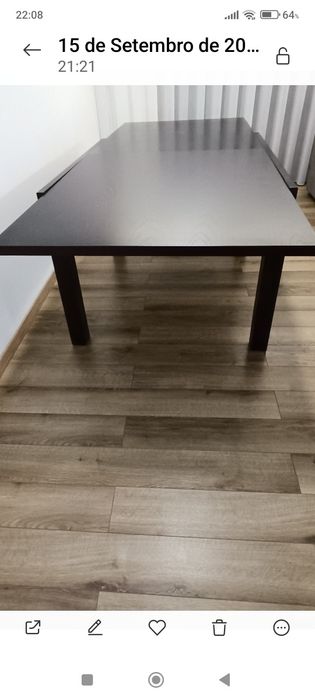 Mesa de jantar em madeira.