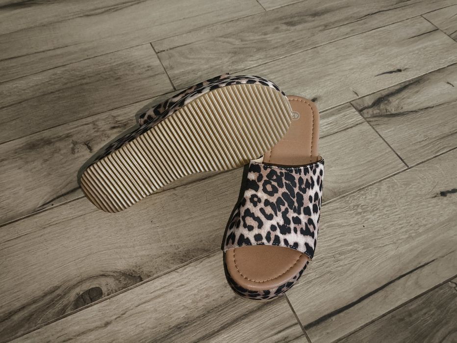 Klapki na koturnie w panterkę 41 nowe