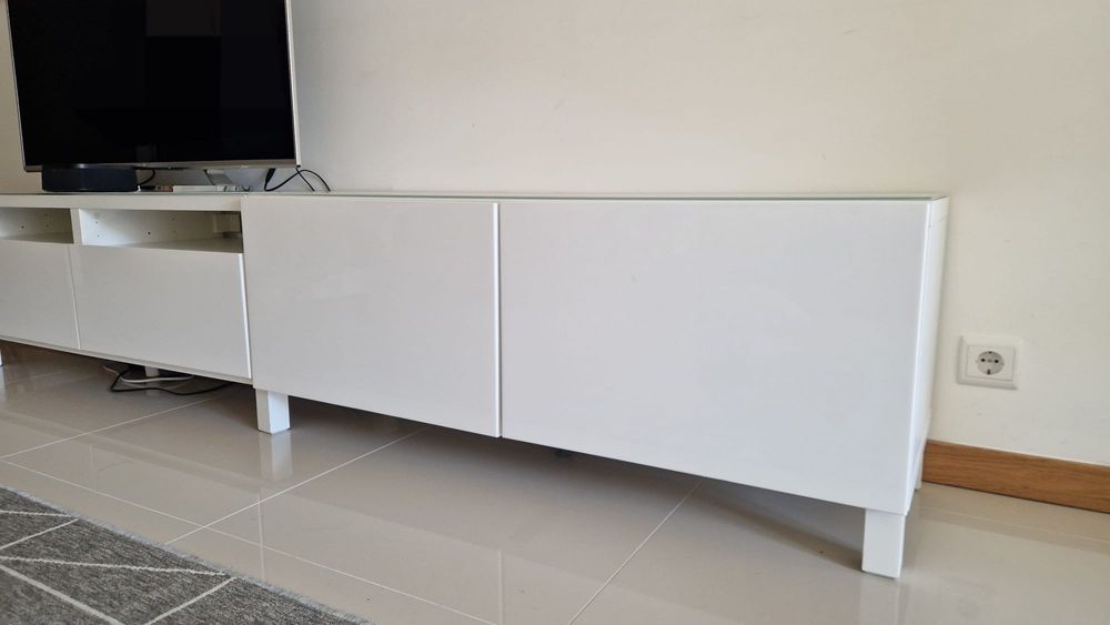 Móvel de TV IKEA BESTÅ Branco Alto Brilho com Tampo em Vidro