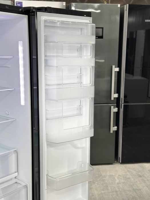 Холодильник LG  side by side , з функцією tyk-tyk , льодогенератором та подачаю охолодженої води