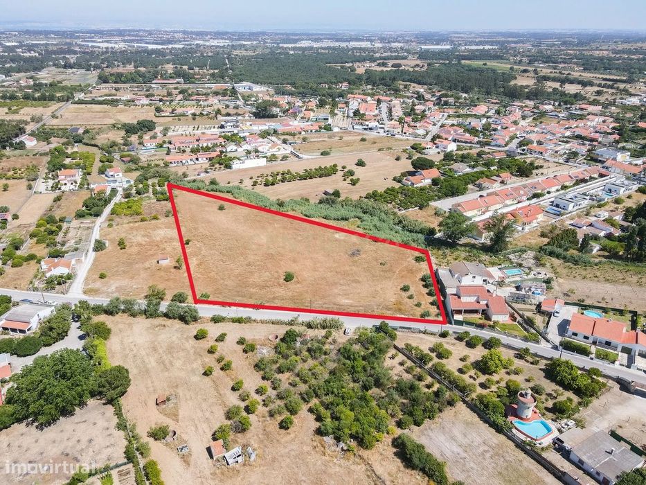 Land plot of 14,469 m² with potential to build 10 residential units