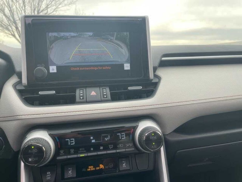 Toyota RAV4 Hybrid XLE Premium      2024