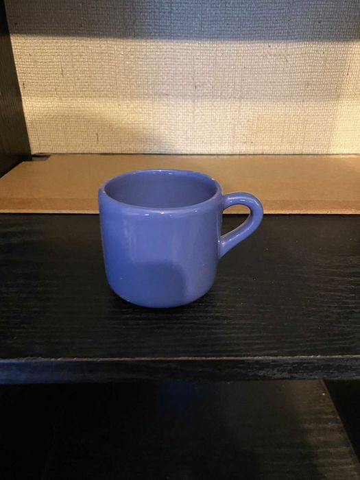 caneca azul de barro