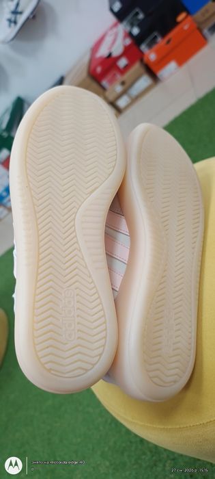Оригінальні жіночі кросівки Adidas 39 розміру.