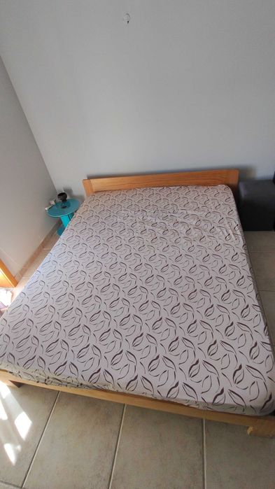 Cama de casal seminova