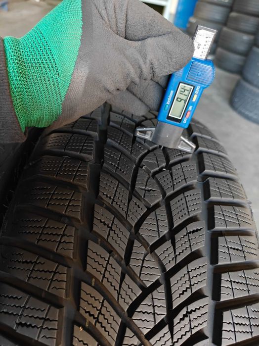 R17 225/55 шини зимові вживані імпортні GoodYear Ultraprip Performance рік25 виробництво Германія