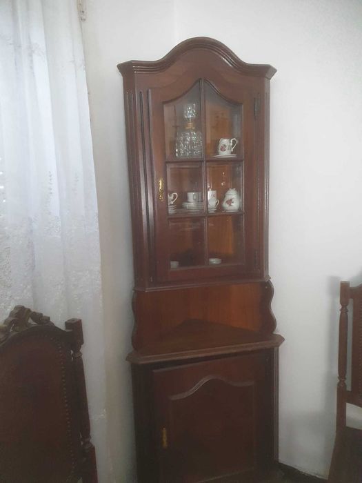 VENDE-SE MÓVEIS ANTIGOS:
Mesas, cadeiras, comodas, camas e outros.