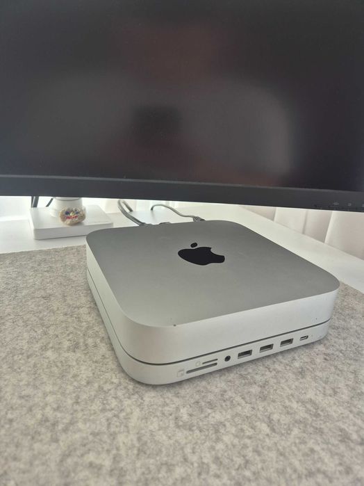 Mac mini M1 (2020) – 16 GB RAM / 256 GB SSD + podstawka z hubem, komplet w oryginalnym pudełku
