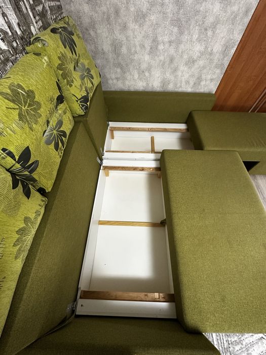 Диван кутовий з подушками