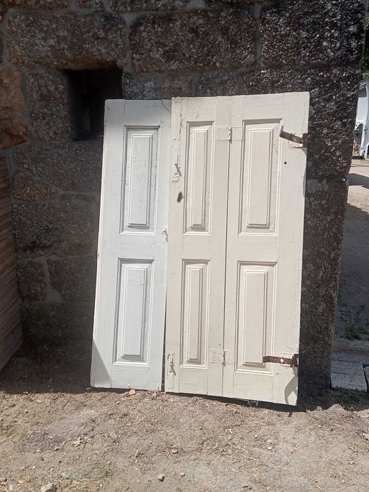 Portas antigas em bom estado