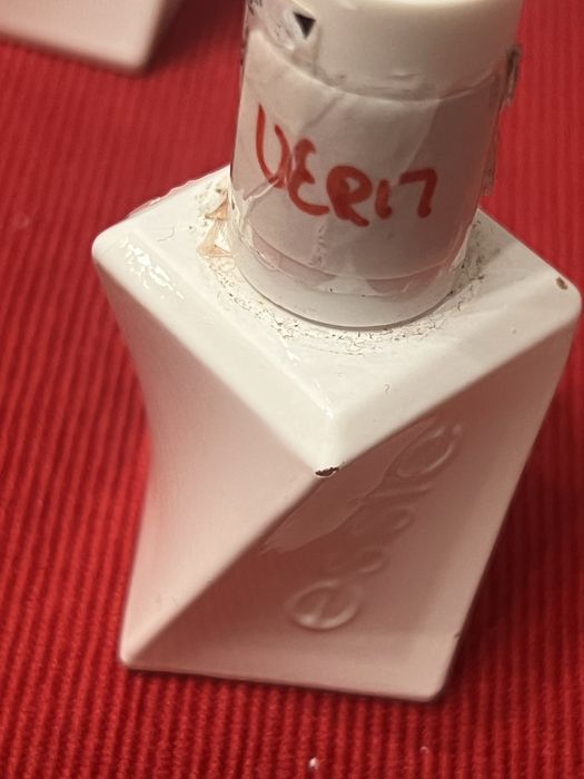 Top coat essie para cores vermelhas ou escuras.