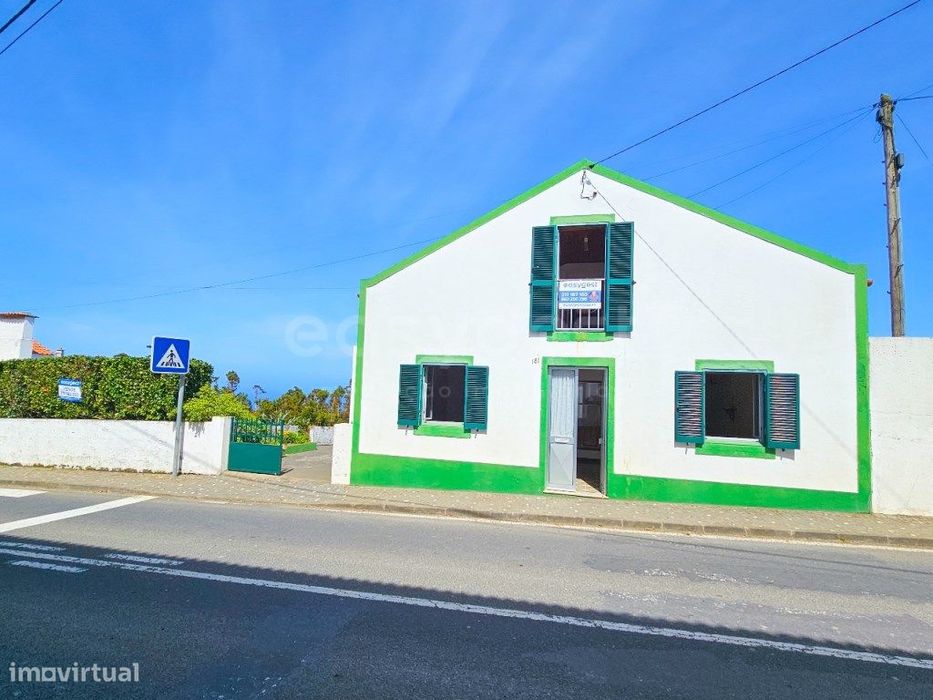 Moradia T2 com entrada lateral e garagem