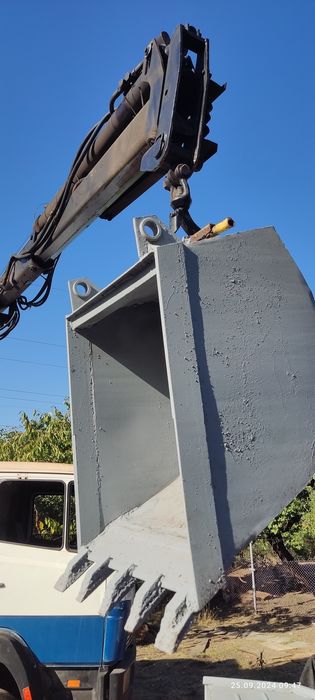 Продам маніпулятор-навантажувач + ковші