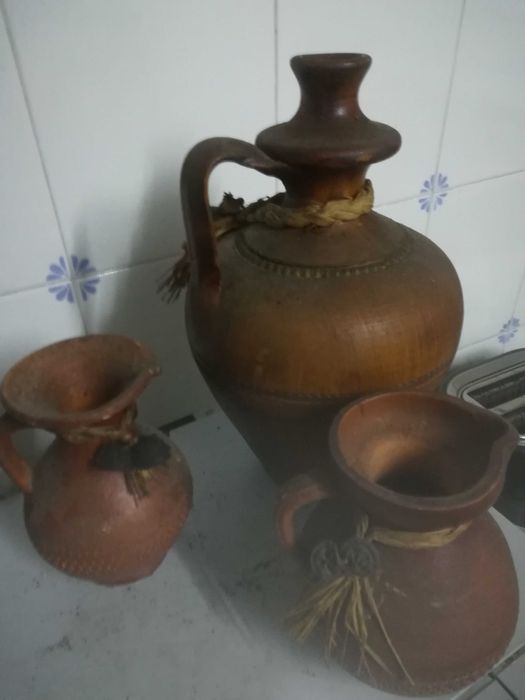 Louças entre outras coisas colecionáveis antiguidades