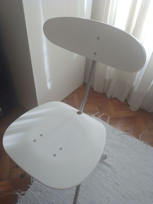 Cadeira lacada e pé de aço