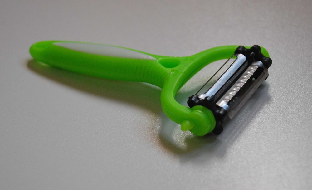 Кухонне приладдя прихватка силіконова, овочечистки, ролик на вареники