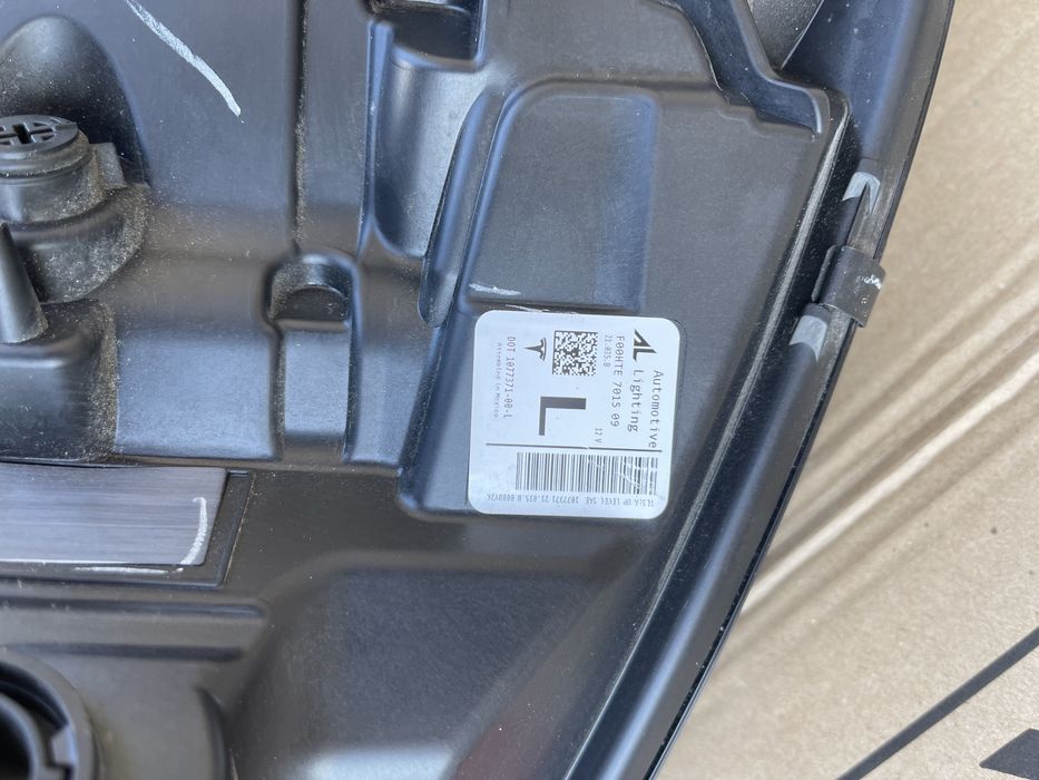 Фара на Tesla Model Y