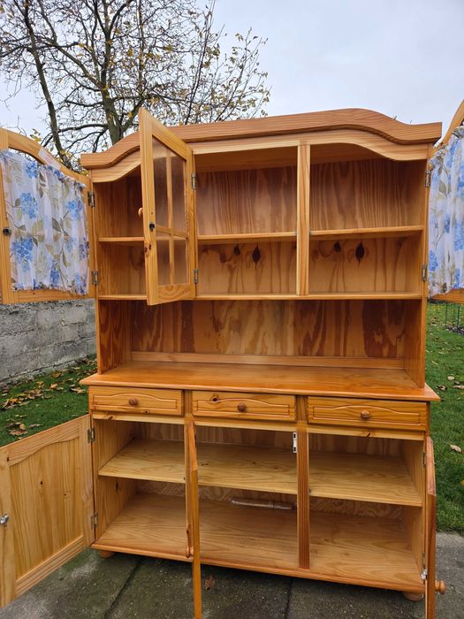 Kredens w stylu rustykalnym