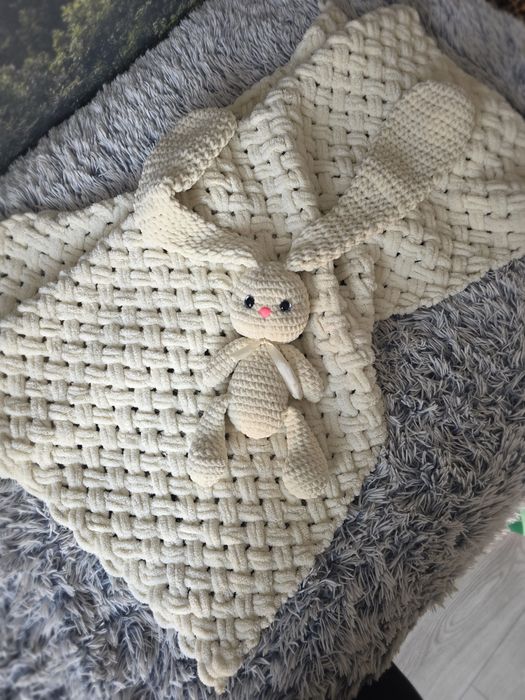 В'язаний пледик 90×90  і іграшка зайчик