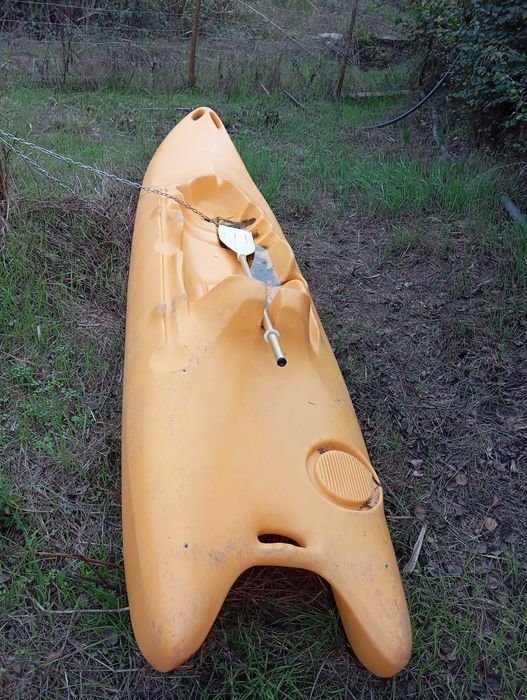 Kayak rígido de 1 lugar com apoio de costas e remo