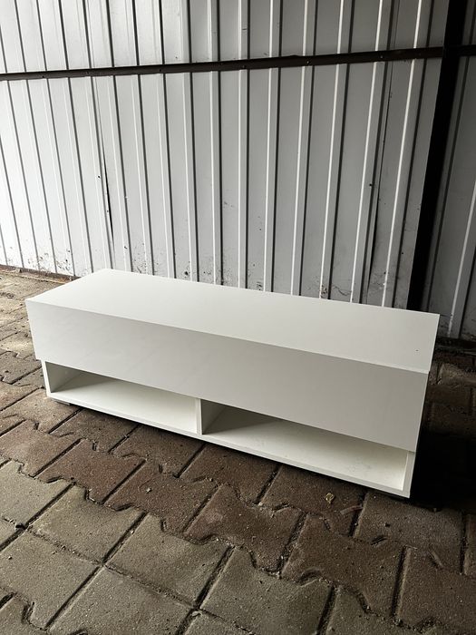 Biala szafka RTV z Selsey