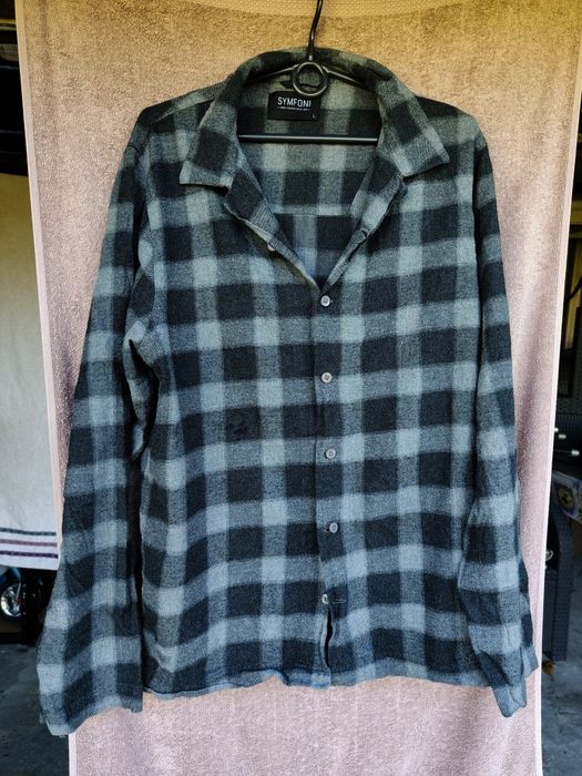 Sweter w ciemną kratkę