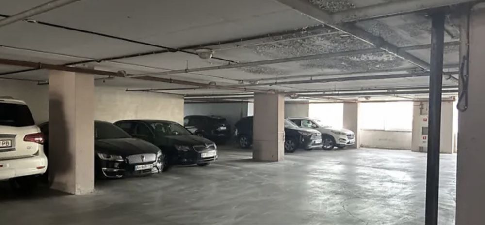 Оренда критого паркомісця Осокорки