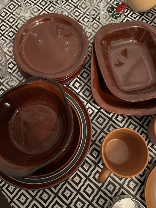 Zestaw naczyń talerze filiżanki spodki kubki